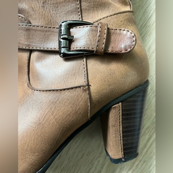 Beautiful brown boots - Picture 2 of 8